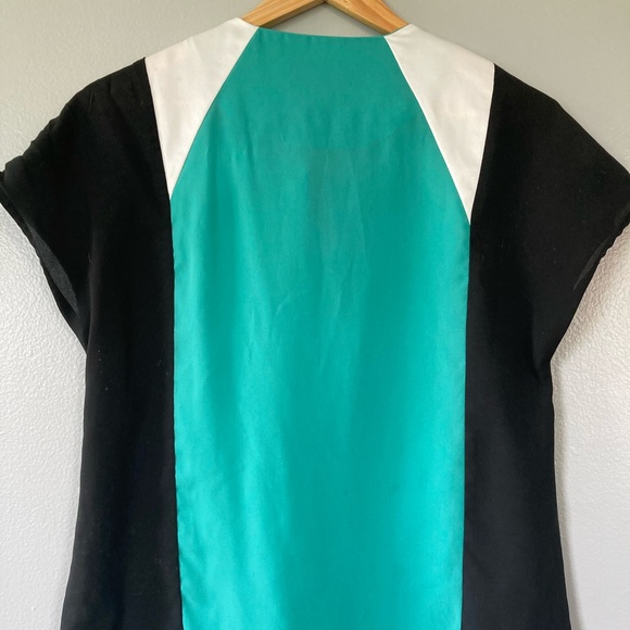 💕6 listings/$10💕 MOSSIMO color block top - Picture 3 of 3